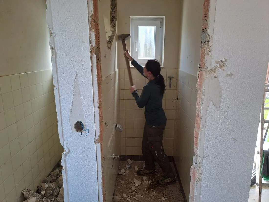 Die Wand im alten WC wird abgebrochen